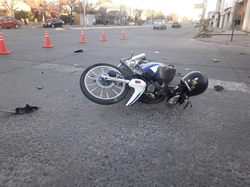 Un motociclista sufri heridas tras colisionar con un automvil